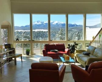 Pikes Peak Paradise Bed and Breakfast - Woodland Park - Living room