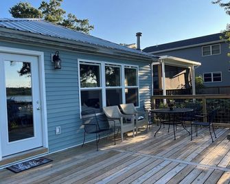 Relax and unwind at the Cozy Cabin on Heaton Lake. - Elkhart - Patio