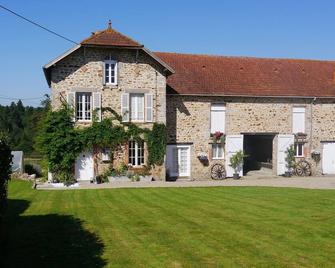 Beautiful barn conversion with private courtyard and pool. - La Roche-l'Abeille - Edificio