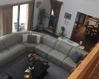Luxury Vacation Home on the Golf Course at Nemacolin Woodlands Resort - Farmington - Living room