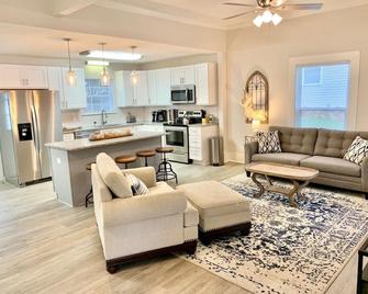 King Suite- Walk To Unc/Franklin St, Near Hospital - Chapel Hill - Stue