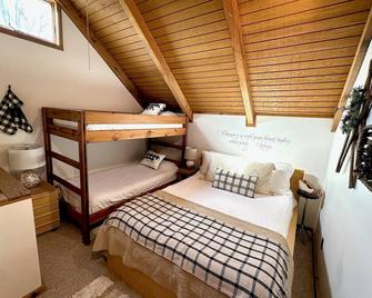 The Bear Lair-Cozy Retreat-Close to 2 Ski Resorts-Central Heating and AC - Davis - Slaapkamer