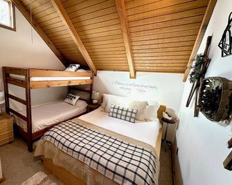 The Bear Lair-Cozy Retreat-Close to 2 Ski Resorts-Central Heating and AC - Davis - Habitación