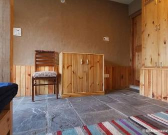Bunk Beds at HBA homestay in Naggar village - Naggar - Room amenity