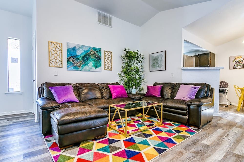 Pet friendly & less than 20 minutes to downtown OKC, airport, and OU stadium! - Moore - Huiskamer