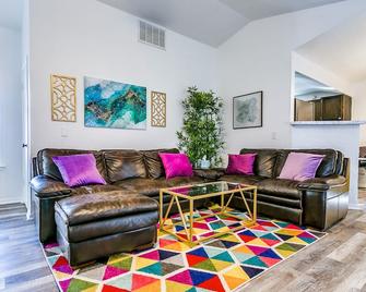 Pet friendly & less than 20 minutes to downtown OKC, airport, and OU stadium! - Moore - Obývací pokoj