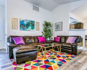 Pet friendly & less than 20 minutes to downtown OKC, airport, and OU stadium! - Moore - Huiskamer