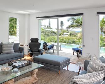 Azzurro by Salty Stays- ocean view - Sunshine Beach - Living room