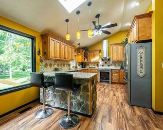 River Retreat, Secluded Oasis w Hot Tub - Fishers - Kitchen