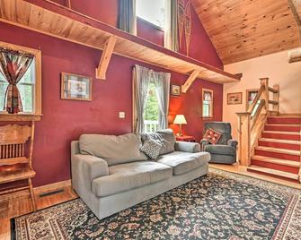 Cabin in the Untouched Woods - 3 Miles to Ski - Jay - Living room
