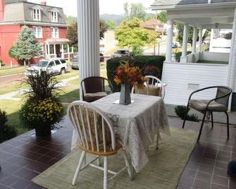 Historic District gem! Beautiful home, gorgeous decor, antiques-walk everywhere! - Hinton - Patio