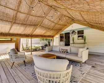 Mount Dora Home Private Pool, Spa and Tropical Bar! - Mount Dora - Living room