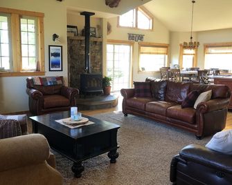 Country Farmhouse with amazing mountain views close to Glacier Park on 15 acres! - Columbia Falls - Living room