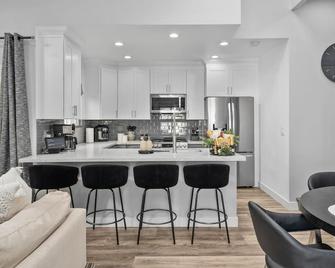 Luxury Living - Close to Disney/Beaches - Santa Ana - Kitchen