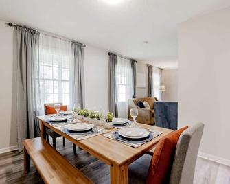 The Royal Retreat - Irmo - Dining room