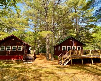 Moose's Lair 1 Bed/1 Bath Charming Rustic Log Cabin - Lincoln - Edificio