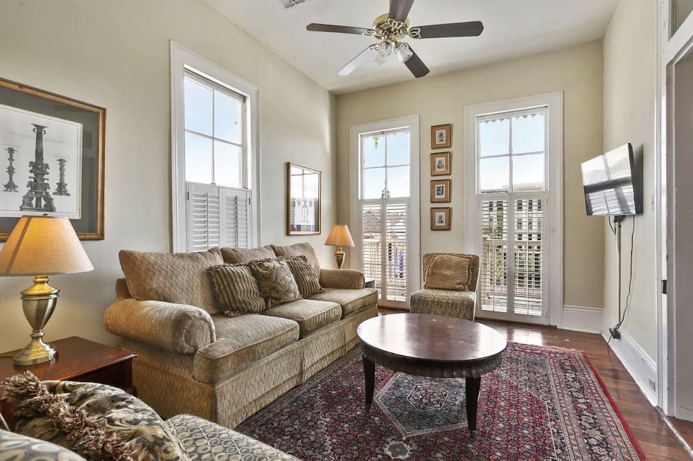 Prime location, Walk to all the French Quarter attractions. Ideal for groups. - نيو اورليانز - غرفة معيشة