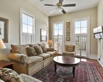 Prime location, Walk to all the French Quarter attractions. Ideal for groups. - New Orleans - Living room