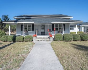 Spacious 5-bedroom country home in Folkston 5 miles from the Okeefenokee Swamp. - Folkston - Building