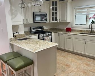 Spacious and Elegant apartment on second floor with all the amenities. - Queens - Kitchen