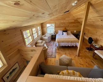 Newly Remodeled Waterfront Cabin - Winthrop - Bedroom