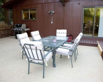 Most Spectacular River Front House on the Rogue River - Merlin - Patio