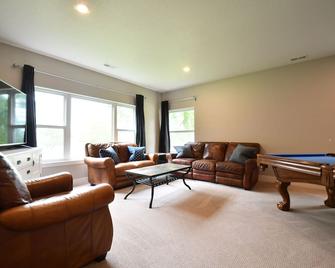 Lake Red Rock Cottage Retreat - Pella - Living room