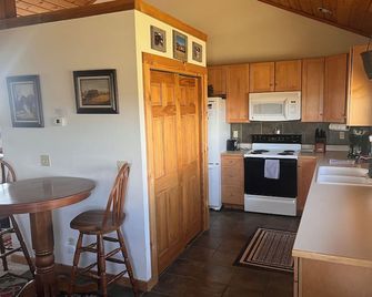 Cozy townhome with WiFi in Walden. Dog friendly with fenced backyard. - Walden - Cocina