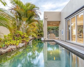 Luxury resort style villa pool by Custom Bnb Hosting - 펠리칸 워터스 - 수영장