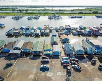 Houseboat 2br/1ba Renovated, Main Dock, Sleeps 7-8/Venice Marina - Venice - Beach