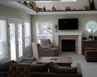 3 Storey, 6 Bedroom, 5 Bthrm, 2 Kitchens, Ski in/Ski out Multi-Family Mountain H - Lumby - Living room
