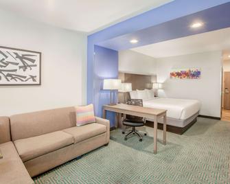 La Quinta Inn & Suites by Wyndham Dallas Duncanville - Duncanville - Schlafzimmer