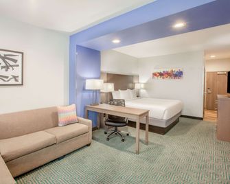 La Quinta Inn & Suites by Wyndham Dallas Duncanville - Duncanville - Slaapkamer