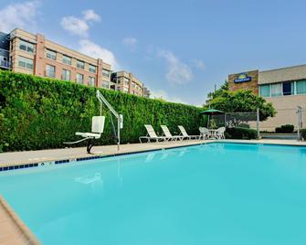 華盛頓阿靈頓戴斯酒店 - 阿靈頓 - 阿靈頓（阿靈頓縣） - 游泳池