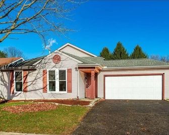 Stylish, comfortable 1st floor living and 2 lower level Bedrooms - Reynoldsburg - Будівля