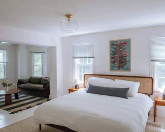 The Gables: Newly Renovated Farmhouse (Sleeps 17!) - Callicoon - Bedroom