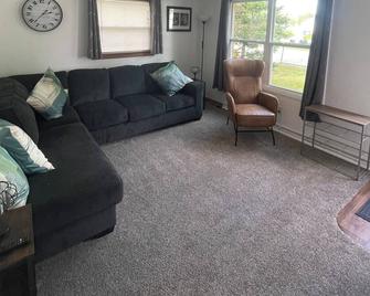 Collette's Cozy Cottage 1.5 miles from Lambeau Field and the Packers - Ashwaubenon - Living room