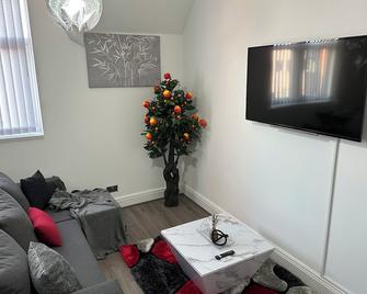Lovely 2 Bedroom Apartment Close Manchester City Centre & Etihad Stadium #2 - Manchester - Living room