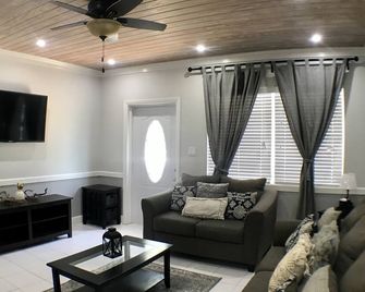 Malda House - Dunmore Town - غرفة معيشة