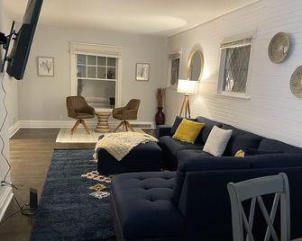Chic 3bed 2bath Home with free parking close to United Center - Oak Park - Living room