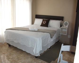 Naledi Lodge & Guest Houses - Jane Furse - Habitación