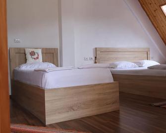 Mik Hotel Valbona - Bajram Curri - Habitación