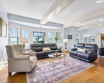 Historic Charm at Richmond Hill - Cedar Rapids - Living room
