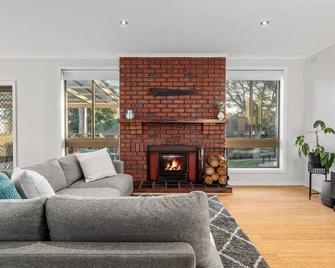 Beleura's Beachside Beauty - Mornington - Living room