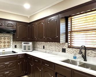 Gainesville Getaway. Newly remodeled home minutes from WinStar and NCTC - Gainesville - Kitchen