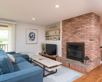 Modern And Spacious Berkshires Retreat 5 Bdrm 3 Bath - Lee - Living room