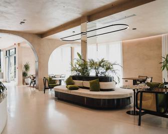 Flower Hotels & Resorts - Golem - Lobby
