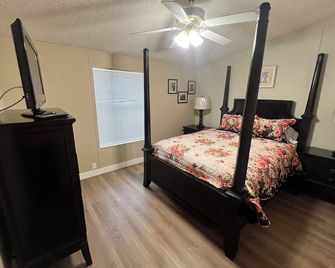 Death Valley PrairieFire 3bd 2ba Home w Kitchen - Pahrump - Bedroom