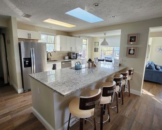 5 Min walk to Beach & Village, Private Pool,On the Canal - Siesta Key - Kitchen