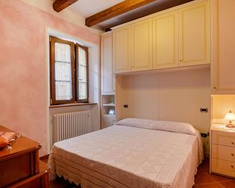 Awesome home in Terrinca with WiFi and 3 Bedrooms - Marina di Carrara - Camera da letto